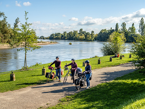 3 personnes à vélo le long de la loire