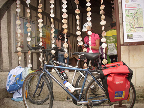 vue de plusieurs vélos garés devant un lieu de rencontres saint-jacques de compostelle